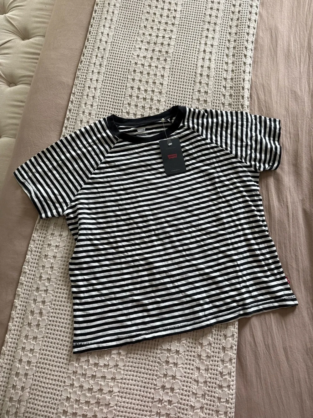 NEW Levi's Black & White Striped Crewneck Tee Size M - Picture 1 of 6